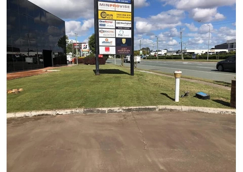 Large returf for a commercial frontage - 2/6