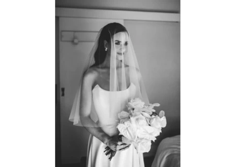 Get a customised wedding dress with a bridal veil