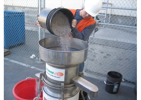 Low-dust abrasive blasting equipment