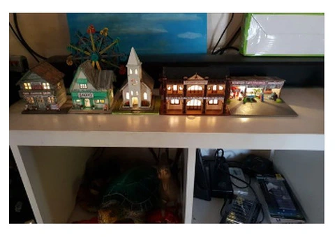 HO scale- Aussie train set Wooden buildings with lights and ho size holdens, fords, valiants etc - 9/18