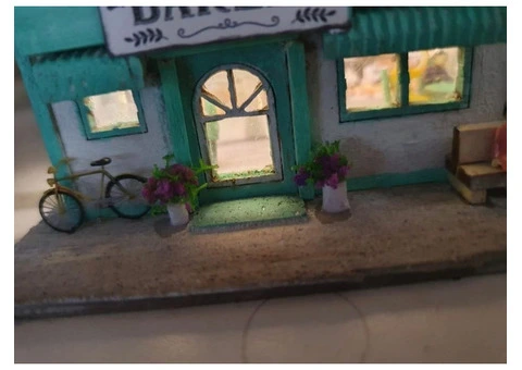 HO scale- Aussie train set Wooden buildings with lights and ho size holdens, fords, valiants etc - 11/18