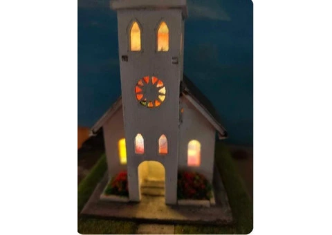 HO scale- Aussie train set Wooden buildings with lights and ho size holdens, fords, valiants etc - 12/18