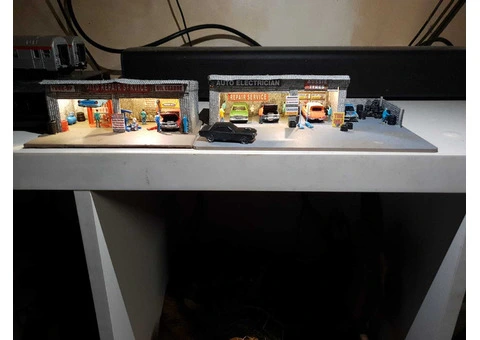 HO scale- Aussie train set Wooden buildings with lights and ho size holdens, fords, valiants etc - 17/18