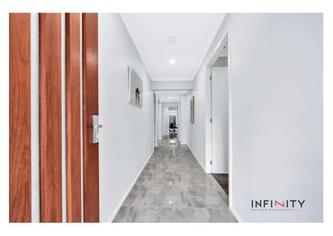 Contemporary Elegance: A Modern Family Retreat - 2/23