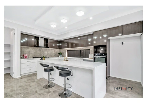 Contemporary Elegance: A Modern Family Retreat - 11/23