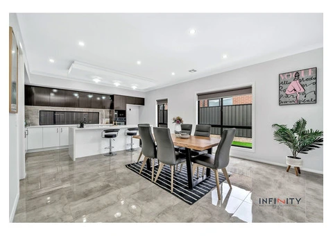 Contemporary Elegance: A Modern Family Retreat - 13/23