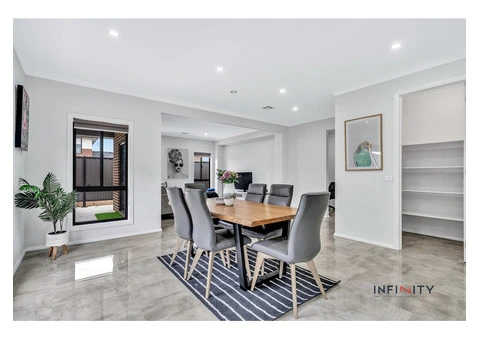 Contemporary Elegance: A Modern Family Retreat - 14/23