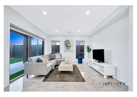 Contemporary Elegance: A Modern Family Retreat - 16/23