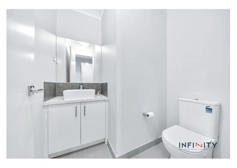 Contemporary Elegance: A Modern Family Retreat - 17/23