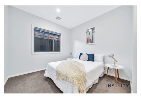 Contemporary Elegance: A Modern Family Retreat - 18/23