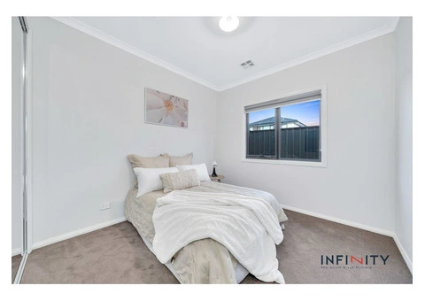 Contemporary Elegance: A Modern Family Retreat - 19/23