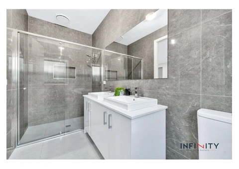 Contemporary Elegance: A Modern Family Retreat - 21/23