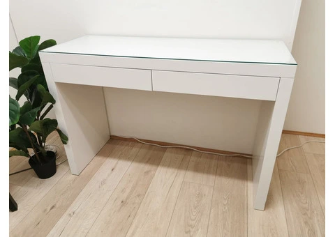 Get a Stylish Vanity Desk to Enhance Your Dressing Room