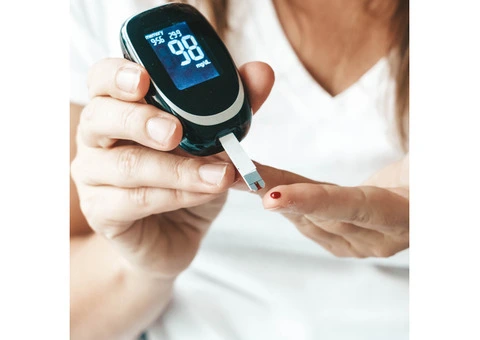 Which foods help in controlling blood sugar levels naturally?