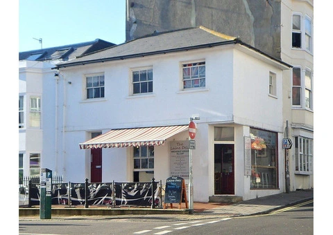 Brighton Café Guide: Cozy Coffee Spots and Seaside Treats