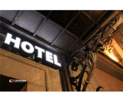 8 Key Benefits of Outdoor Signage for Business Growth