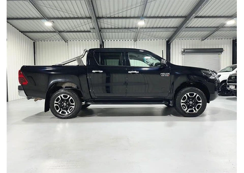 2023 Toyota Hilux SR5 Cab Chassis Automatic - 2/14