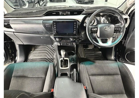 2023 Toyota Hilux SR5 Cab Chassis Automatic - 10/14