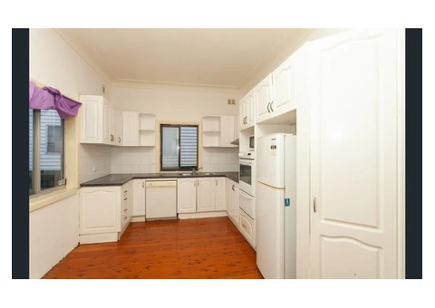 3 Bedroom Brick House on 560 sqm land For Sale $898K in Sydney Wollongong - 1/8