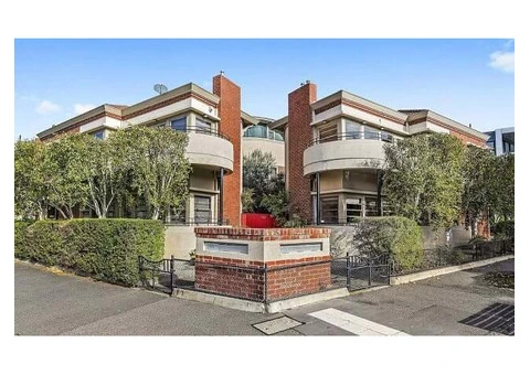 Stylish Apartments in Williamstown Steps Away from the Water