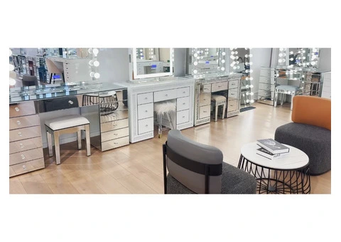 A Makeup Mirror Designed for Your Best Light Every Time