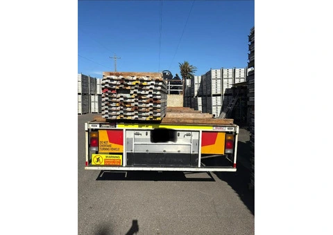 2018 Isuzu Truck FYJ300 8x4 Tray Truck with HIAB Crane - Excellent Condition - 1/9