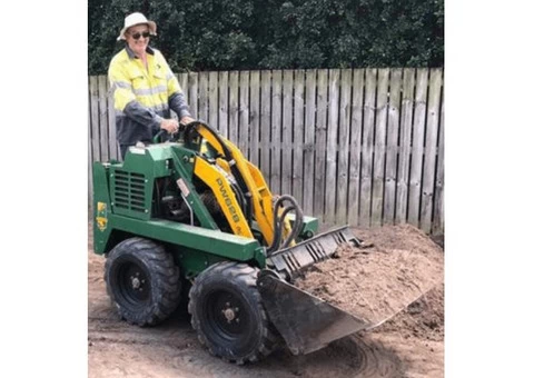 Professional Operator Trufing Rogers Little Loaders - 1/5