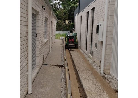 Complete Landscape - Side On April 5 in Mitchelton - 3/4